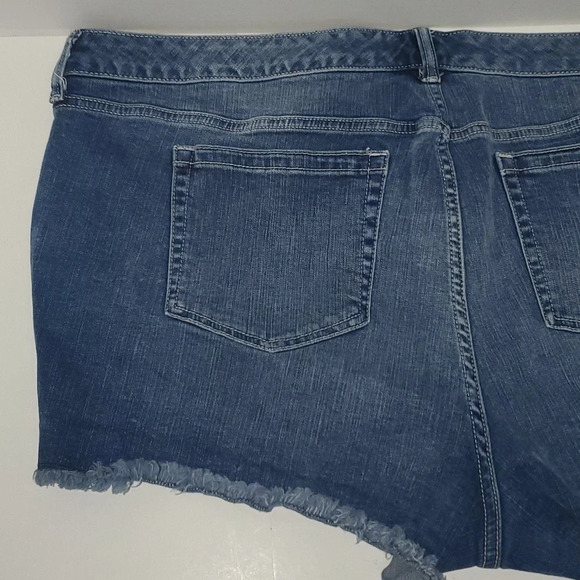 Torrid Medium Wash Frayed Denim Jean Shorts Women’s Size 24 - Picture 6 of 11